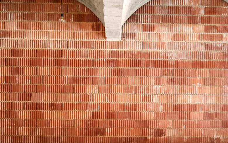 mur de briques creuses classiques de teinte orange